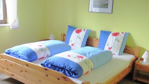 3 bedrooms, cots/infant beds, individually furnished, bed sheets - Enchanting Apartment in Rickenbach With Terrace (Rickenbach)