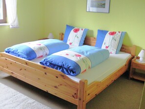 3 bedrooms, cots/infant beds, individually furnished, bed sheets - Enchanting Apartment in Rickenbach With Terrace (Rickenbach)