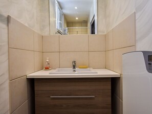 House | Bathroom | Shower, towels - Charming Holiday Home in Fonroque With Fenced Garden (Fonroque)