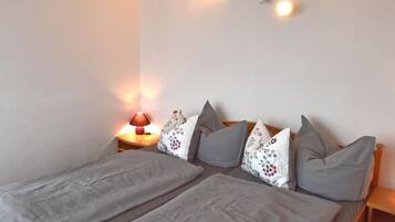 Bungalow | 1 phòng ngủ, trang bị nội thất với thiết kế riêng biệt, bộ trải giường