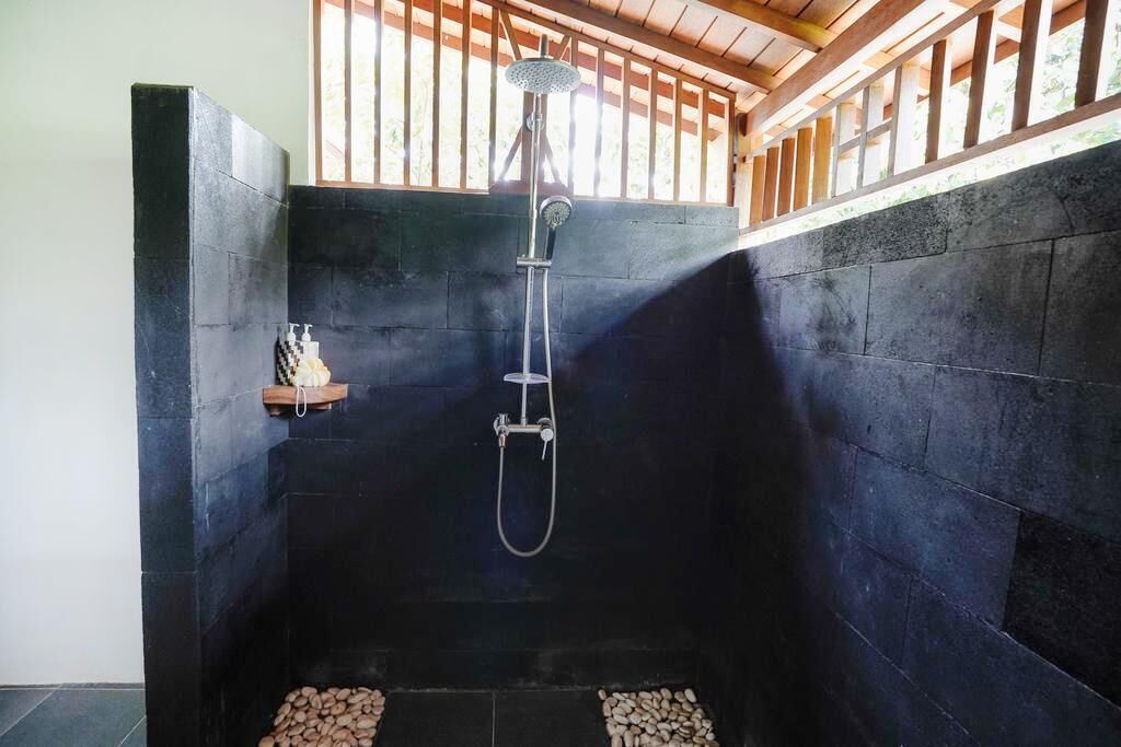 Amenidades de baño gratuitas, secadora de cabello, pantuflas, toallas 