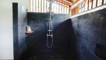 Amenidades de baño gratuitas, secadora de cabello, pantuflas, toallas