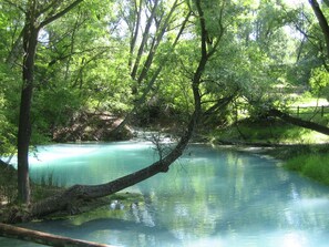 A serene river surrounded by lush greenery and trees. - Cozy Cottage in Abbateggio With Garden (Abbateggio)