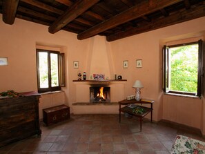 Living area - Cozy Cottage in Abbateggio With Garden (Abbateggio)