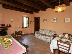 Dining - Cozy Cottage in Abbateggio With Garden (Abbateggio)