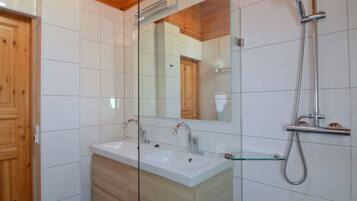 Bungalow | Kamar mandi | Shower dan handuk