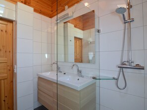 Bungalow | Kamar mandi | Shower dan handuk