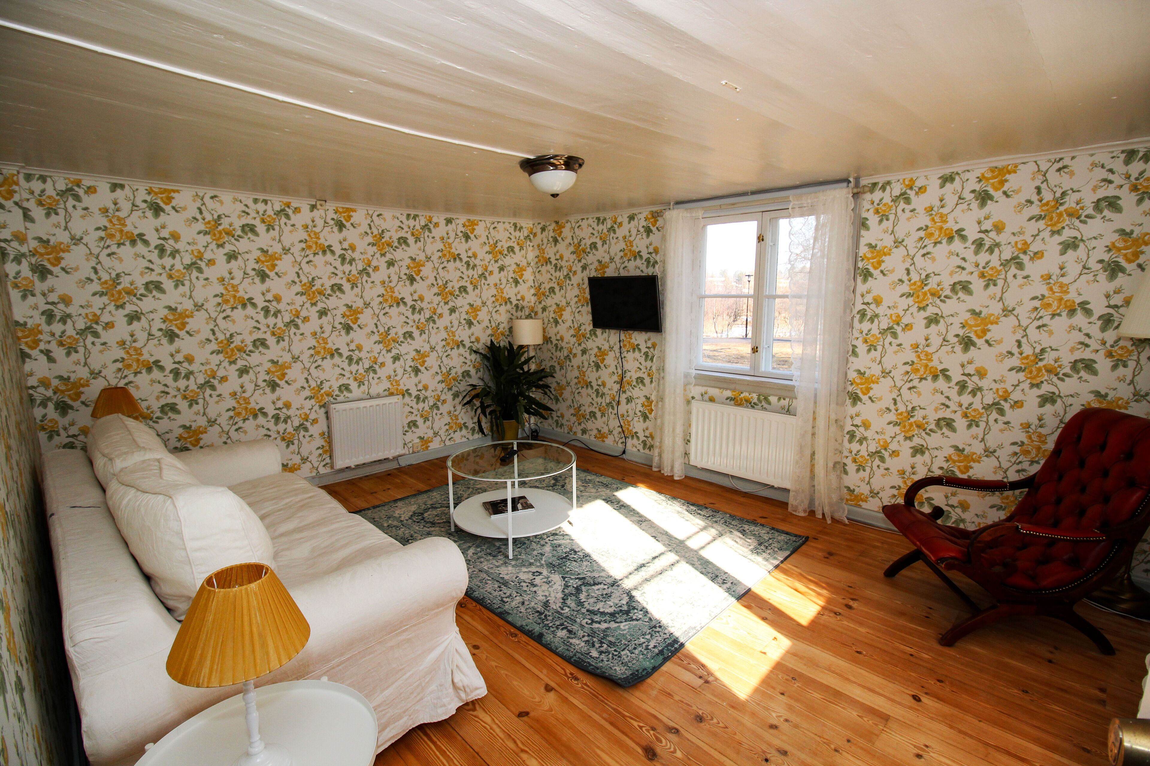 cabin | 1 bedroom, individually decorated, individually furnished, desk
