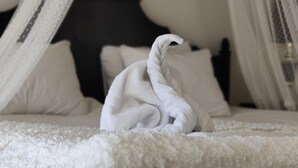 A bed with a canopy and a towel folded on it. - Riddersviks Herrgård (Hässelby)