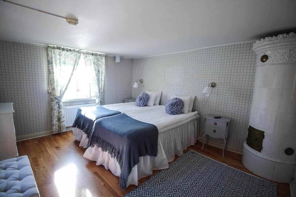 1 bedroom, individually decorated, individually furnished, desk