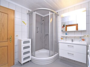 House | Bathroom - Holiday Home With Terrace (Stadlern)