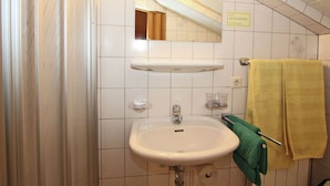 Apartment | Bathroom | Shower, towels - Beautiful Apartment in a Quiet and Sunny Location at the Edge of Virgen (Virgen)