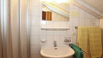 Apartment | Bathroom | Shower, towels