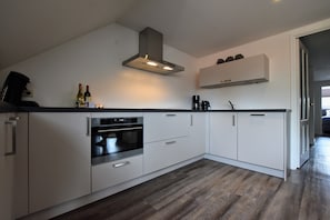 Apartamento | Cozinha privada | Geladeira, micro-ondas, lava-louças