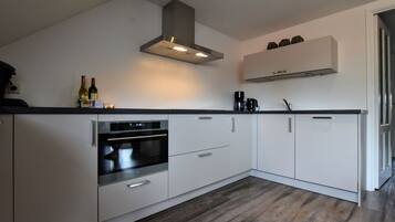 Lemari es, microwave, dan mesin pencuci piring