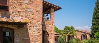 Romola Retreat: Tuscan Escape