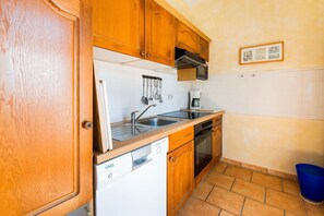 Apartment | Private kitchen - Ancienne Gendarmerie With Sea Views (Clohars-Carnoët)