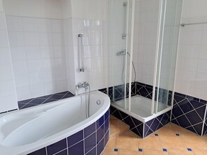 Apartment | Bathroom - Ancienne Gendarmerie With Sea Views (Clohars-Carnoët)