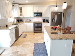 Maison, plusieurs lits, piscine privée, vue piscine | Cuisine privée | Batterie de cuisine, vaisselle et ustensiles