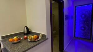 Televisión LCD, chimenea, libros y piso con calefacción 