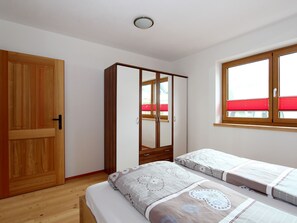 2 Schlafzimmer, individuell eingerichtet, Bettwäsche