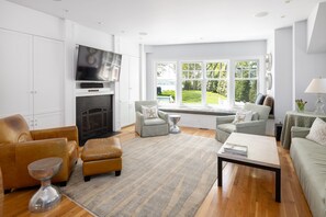 Smart-TV, Kamin, Videospiele, DVD-Player