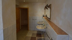 Apartment | Bathroom | Shower, towels - Attractive Apartment in Xheim With Sauna (Üxheim)