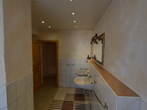 Apartment | Badezimmer | Dusche, Handtücher