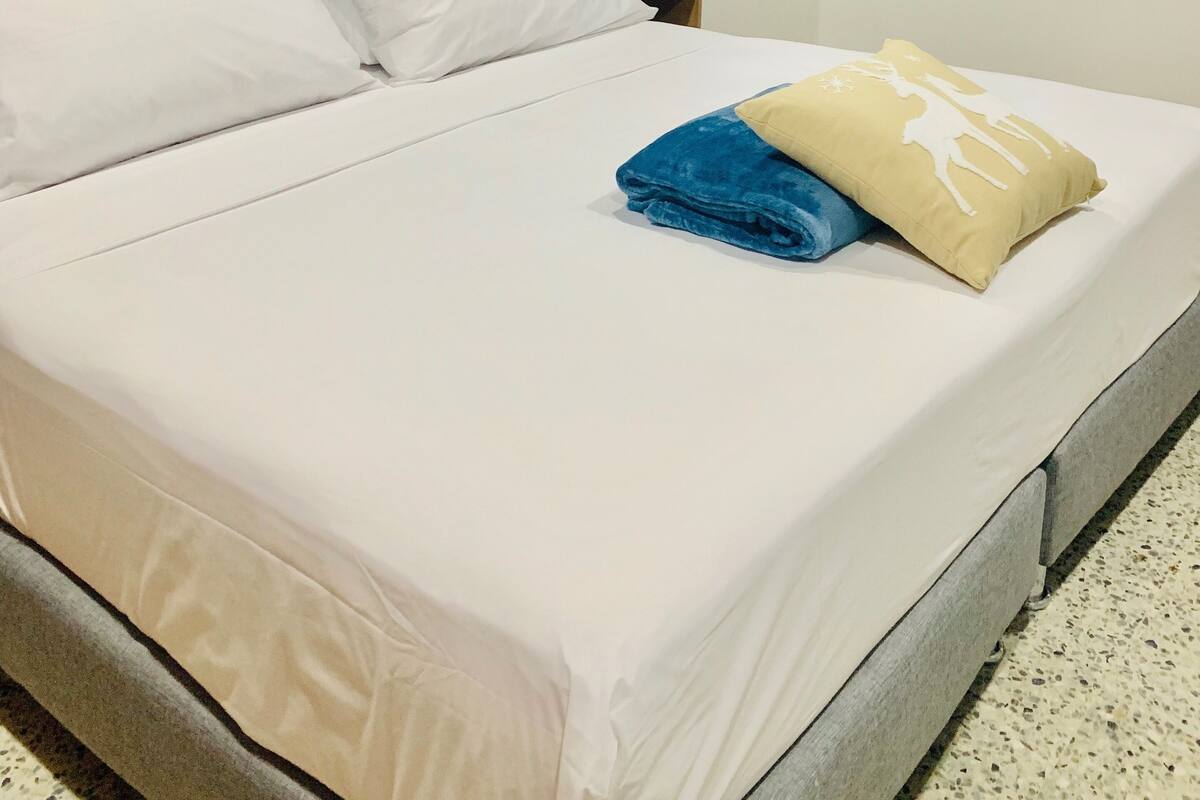 Quarto executivo, 1 cama King | Ferros/tábuas de passar roupa, Wi-Fi de cortesia