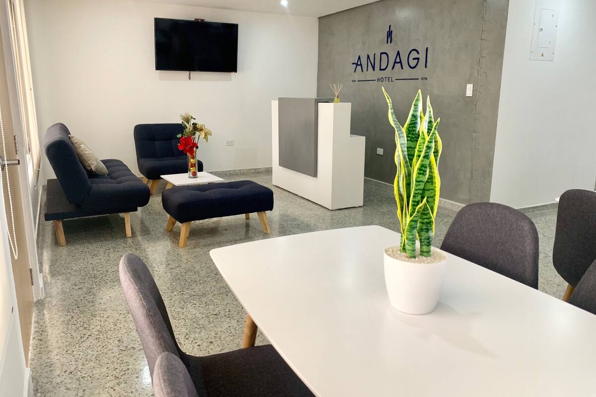 Habitación triple Confort, varias camas | Vestíbulo