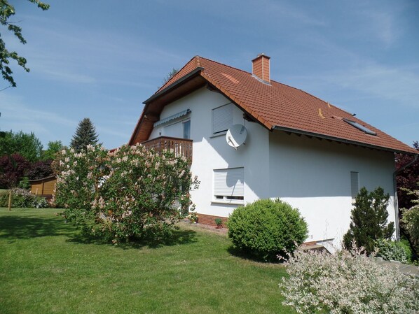 Exterior - Apartment in the Municipality Mittleres Fuldatal With Balcony and a Great View (Alheim)