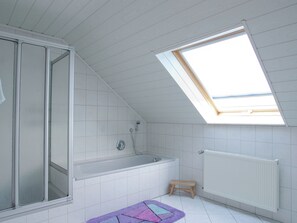 Bathtub, towels - Apartment in the Municipality Mittleres Fuldatal With Balcony and a Great View (Alheim)