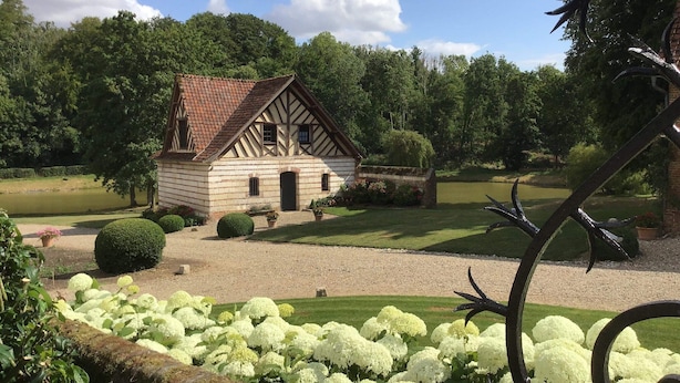 A traditional half-timbered house with a gravel driveway, surrounded by lush greenery and white hydrangea bushes. - Countryside Stay in Fransu (Fransu)