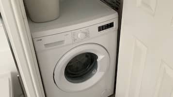 PLATFORM Avenues Apartment 2 | Bathroom | Shower, free toiletries, hair dryer, towels