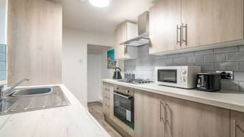 PLATFORM Avenues Apartment 1 | Private kitchen | Full-sized fridge, microwave, oven, stovetop