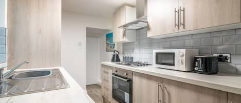 Appartement Affaires, 1 chambre, rez-de-chaussée (Bottom) | Cuisine privée | Grand réfrigérateur, micro-ondes, four, plaque de cuisson