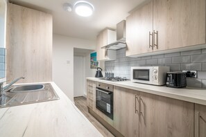 PLATFORM Avenues Apartment 1 | Private kitchen | Full-size fridge, microwave, oven, stovetop - Platform Avenues Area Apartments (Hull)