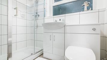 Business appartement, 1 slaapkamer, op benedenverdieping (Bottom) | Badkamer | Een douche, gratis toiletartikelen, een haardroger, handdoeken