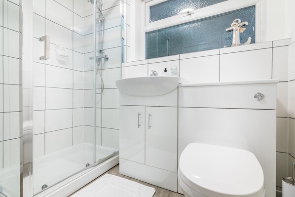 PLATFORM Avenues Apartment 1 | Bathroom | Shower, free toiletries, hair dryer, towels - Platform Avenues Area Apartments (Hull)