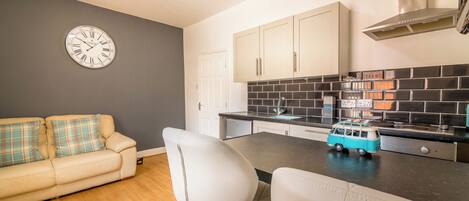 Business-Apartment, 1 Doppelbett | 1 Schlafzimmer, Daunenbettdecken, Select-Comfort-Betten