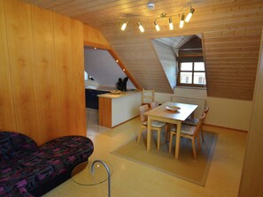 House | Private kitchen | Stovetop, electric kettle - Holiday Home in Prunn Near Prunn Castle (Riedenburg)