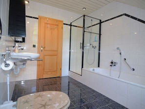 House | Bathroom | Towels - Holiday Home in Prunn Near Prunn Castle (Riedenburg)