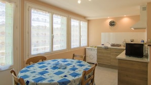 House | Dining - Cosy Holiday Home With all Modern Comforts, set on a Hill With Nice Views (Saint-Cyprien)