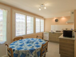 House | Dining - Cosy Holiday Home With all Modern Comforts, set on a Hill With Nice Views (Saint-Cyprien)
