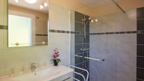 House | Bathroom | Shower - Cosy Holiday Home With all Modern Comforts, set on a Hill With Nice Views (Saint-Cyprien)