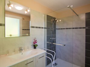 House | Bathroom | Shower - Cosy Holiday Home With all Modern Comforts, set on a Hill With Nice Views (Saint-Cyprien)