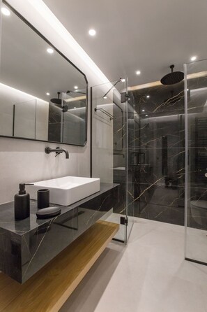 Douche, sèche-cheveux, serviettes fournies, savon
