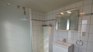 House | Bathroom - Spacious Holiday Home near Forest in Peer (Peer)