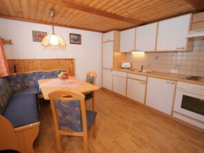 Private kitchen - Tranquil Apartment in Rauris near Rauriser Hochalmbahnen (Rauris)