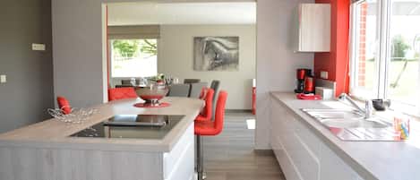 Een kookplaat, een kinderstoel